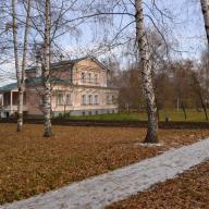 https://prigorod.info/mesta/muzei-vystavochnye-kompleksy/muzey-zapovednik-s-a-esenina