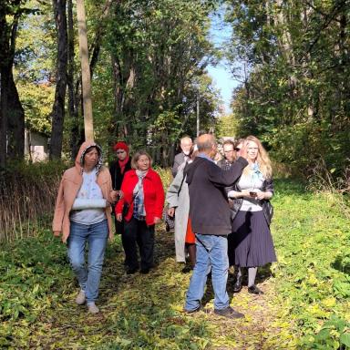 Участники выездного мероприятия в парке усадьбы Бакуниных Прямухино