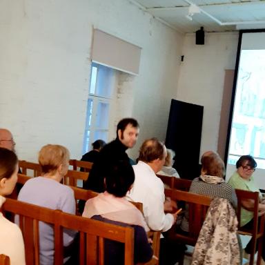 2. Зрители собираются
