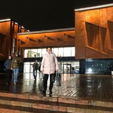 Перед зданием Национальной библиотеки Татарстана