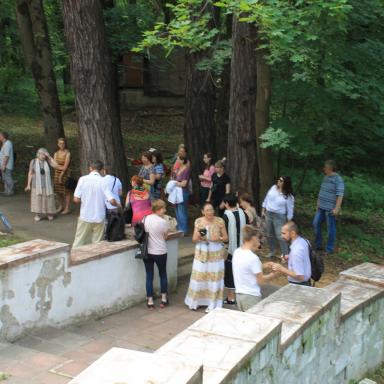 Н.А. Ёхина проводит экскурсию по парку усадьбы Узкое