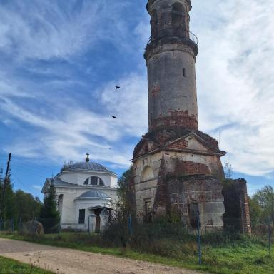 Падающая колокольня в селе Арпачёво