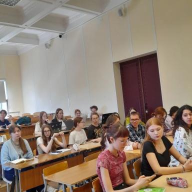 6. Молодежь слушает о литературной усадьбе